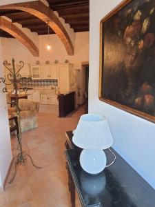 een kamer met een schilderij aan de muur en een tafel bij Charming apartment in medieval tower in Spoleto