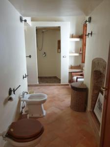 Un baño con inodoro y ducha. en Charming apartment in medieval tower, en Spoleto