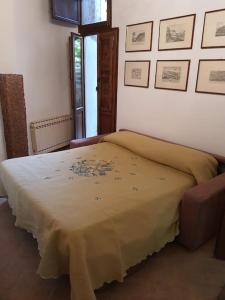 Un dormitorio con una cama con una manta encima. en Charming apartment in medieval tower, en Spoleto 2 fotos más