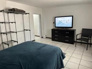 1 dormitorio con 1 cama y TV de pantalla plana en Apartamento familiar 2 Rec WiFi. Netflix, en Chihuahua