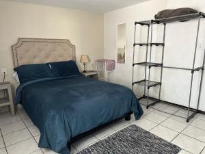 una camera con letto e copriletto blu di Apartamento familiar 2 Rec WiFi. Netflix a Chihuahua