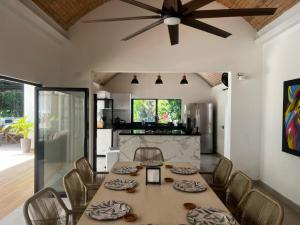 een eetkamer met een tafel en een plafondventilator bij Casa Privada en Exclusivo Club Privado in Ricaurte