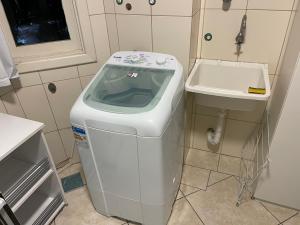 a washing machine and a sink in a bathroom at Apto Centro Catedral in Santa Cruz do Sul +17 photos