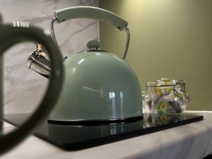 Příslušenství pro přípravu čaje a kávy v ubytování Szmaragd Apartament - Zator Energylandia