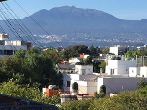 - une vue sur une ville avec des montagnes en arrière-plan dans l'établissement Vista Espectacular, à Mexico