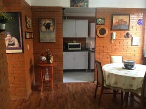 une cuisine avec une table et un mur en briques dans l'établissement Vista Espectacular, à Mexico