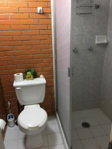 La salle de bains est pourvue d'une douche et de toilettes. dans l'établissement Vista Espectacular, à Mexico