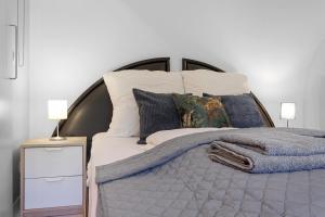 um quarto com uma cama grande e uma parede branca em Gemütliches Apartment in Köln - SmartTV - Küche em Colônia