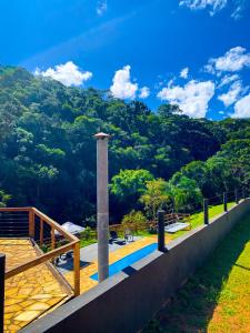 um resort com piscina e montanhas ao fundo em Pousada Olivier da Montanha - Recanto das Águas em Santo Antônio do Pinhal