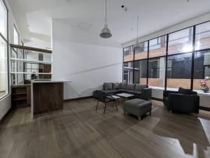 een woonkamer met een bank en een tafel en stoelen bij Espectacular Aparta-Estudio en Chapinero Central in Bogota