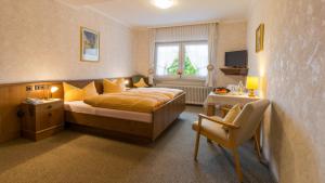 Un pat sau paturi într-o cameră la Landhotel Gasthof zur Post
