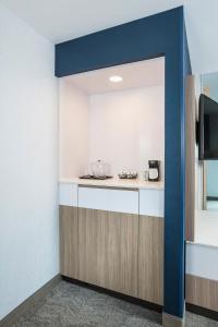 Kuchyň nebo kuchyňský kout v ubytování SpringHill Suites St. Paul Downtown