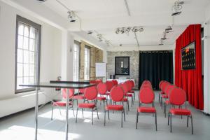 a conference room with red chairs and a table at chillten dorsten in Dorsten