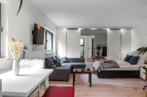 uma sala de estar com um sofá e uma mesa em Gemütliches Apartment in Köln - SmartTV - Küche em Colônia