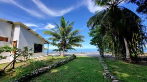 une maison sur la plage avec des palmiers dans l'établissement La casa de la playa, à Necoclí