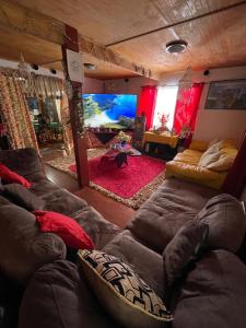 sala de estar con sofá grande de color marrón y sala de estar con sofá en Pua vaenga en Hanga Roa