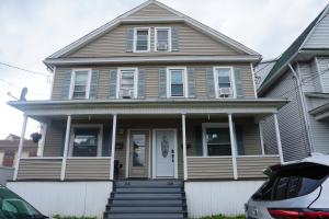 une maison avec une terrasse couverte et une clôture blanche dans l'établissement Serene Escape Leave Worries Behind, à Wilkes-Barre