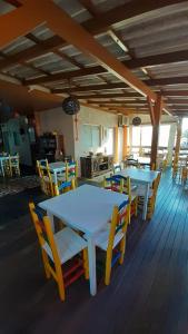 un grupo de mesas y sillas en un restaurante en Pousada Casa do Luiggi, en Penha