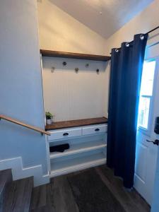 baño con cortina de ducha azul y banco en Split level 4blocks from rt 66-hot tub - EV charger - firepit, en Williams