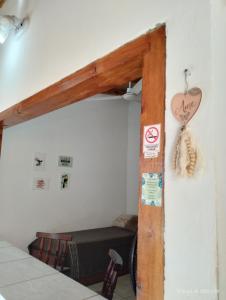 Habitación con cama y cartel en la pared en Casa para 6 con cochera-Maragus en Posadas