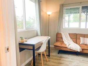 Afbeelding uit fotogalerij van Hibiscus Hale, Full Kitchen, King Bed, Parking in Keaau