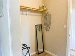 Afbeelding uit fotogalerij van Hibiscus Hale, Full Kitchen, King Bed, Parking in Keaau