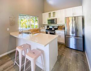 A kitchen or kitchenette at Hibiscus Hale, Full Kitchen, King Bed, Parking