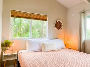 - une chambre avec un grand lit et une fenêtre dans l'établissement Hibiscus Hale, Full Kitchen, King Bed, Parking, à Keaau