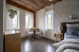 Voodi või voodid majutusasutuse Owl's Nest Suites toas