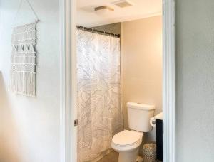 Afbeelding uit fotogalerij van Monstera Bungalow, Spacious, King Bed, Big Kitchen in Keaau