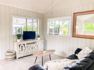 Afbeelding uit fotogalerij van Monstera Bungalow, Spacious, King Bed, Big Kitchen in Keaau