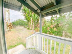 Afbeelding uit fotogalerij van Monstera Bungalow, Spacious, King Bed, Big Kitchen in Keaau +20 foto's