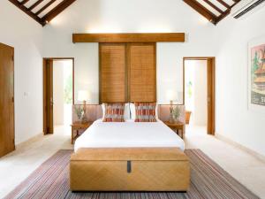 - une chambre avec un grand lit et 2 tables dans l'établissement Villa Simona Oasis, à Canggu
