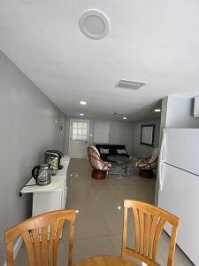 sala de estar con 2 sillas y cocina en Lovely 2 bedroom apartment en Port Richey