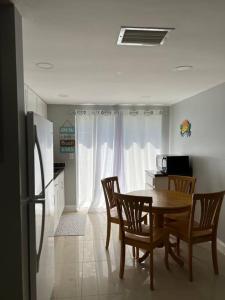 cocina con mesa, sillas y nevera en Lovely 2 bedroom apartment en Port Richey