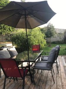 een tafel en stoelen met een parasol op een terras bij A Bright Specious 1 Bedroom Unit in the Basement in Ottawa