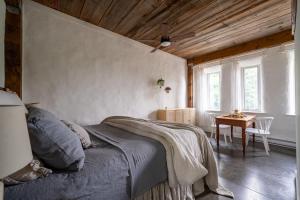 een slaapkamer met een bed en een tafel in een kamer bij Owl's Nest Suites in Carrying Place