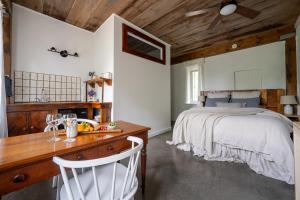 Voodi või voodid majutusasutuse Owl's Nest Suites toas