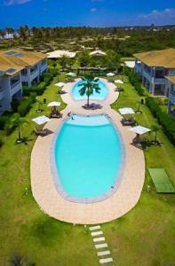 uma vista superior de uma piscina num resort em Apartamento Particular de 03 suítes, Resort Treebies, Praia de Subauma - Ba em Entre Rios