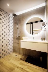 La salle de bains est pourvue d'un lavabo et d'un miroir. dans l'établissement Appart13 piscine chauffée de luxe Belvoir13 à 10 min d Aix, à Aix-en-Provence