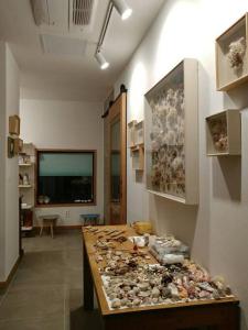 una stanza con un tavolo con rocce di A shell in Jeju a Seogwipo