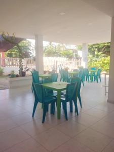 een groep tafels en stoelen op een patio bij Hospedaje Villa Fati in Coveñas