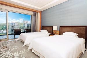 Кровать или кровати в номере Sheraton Qiandao Lake Resort