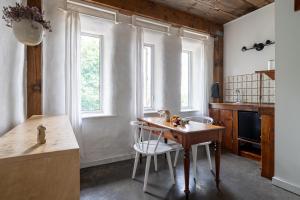 cocina con mesa de madera y 2 sillas en Owl's Nest Suites, en Carrying Place