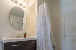 La salle de bains est pourvue d'un rideau de douche et d'un miroir. dans l'établissement Saratoga Serenity: Charming Rental Nearby Downtown, à Saratoga Springs 16 autres photos