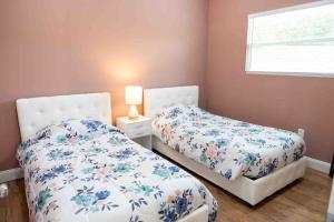 two beds sitting next to each other in a bedroom at Tampa Bay Oasis in Tarpon Springs