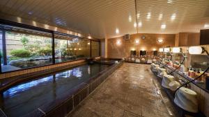 una gran piscina cubierta en un edificio en Diamond Arima Onsen Society en Kobe
