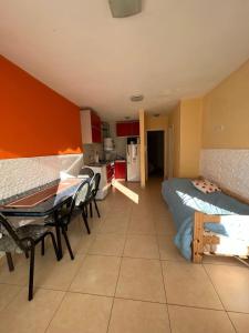 kuchnia ze stołem i krzesłami w pokoju w obiekcie Departamento por día en Junin w mieście Junín