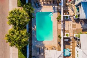 una vista aérea de una piscina en un patio con palmeras en The Hideaway, en Port Aransas