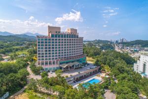- une vue aérienne sur un hôtel avec une piscine dans l'établissement Hotel Maremons, à Sokcho